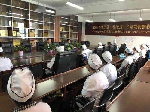 攀枝花市第十九中小學(xué)校教育集團(tuán)密地外國語學(xué)校開展食堂從業(yè)人員食品安全規(guī)范培訓(xùn)